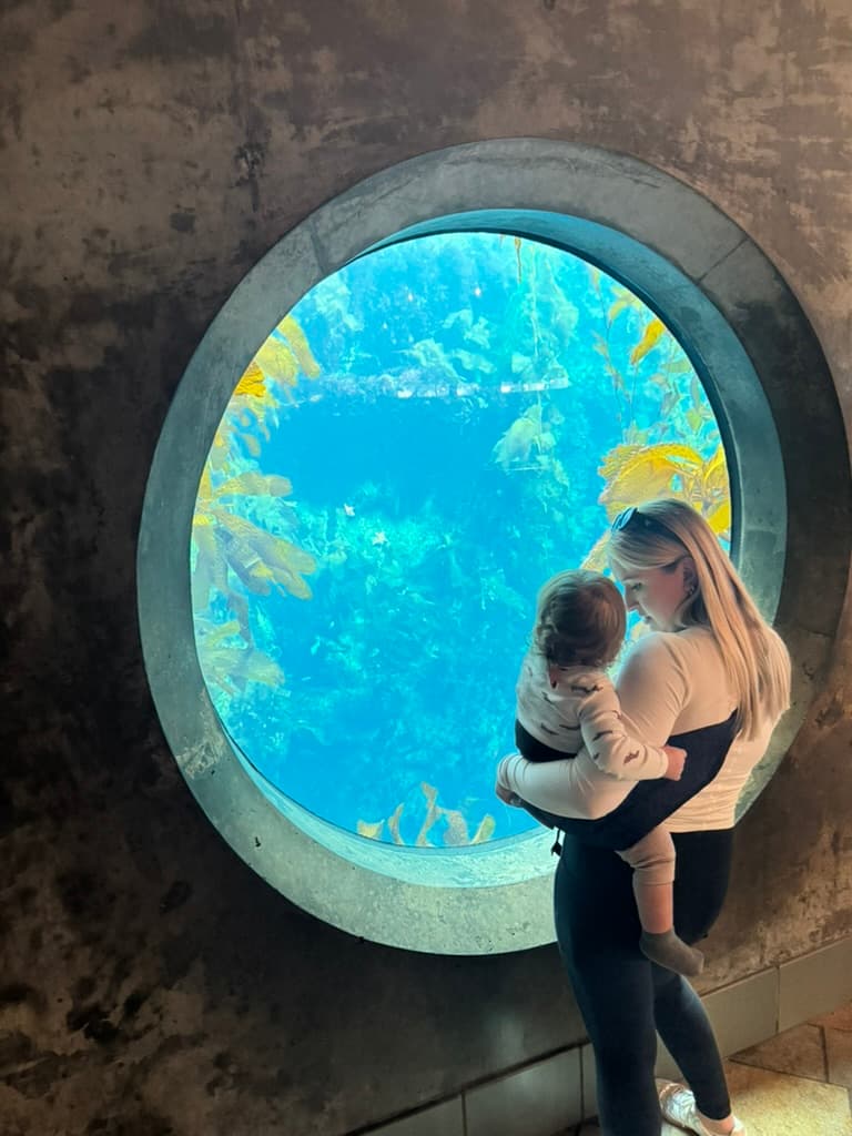 Vera and Aiden at the aquarium